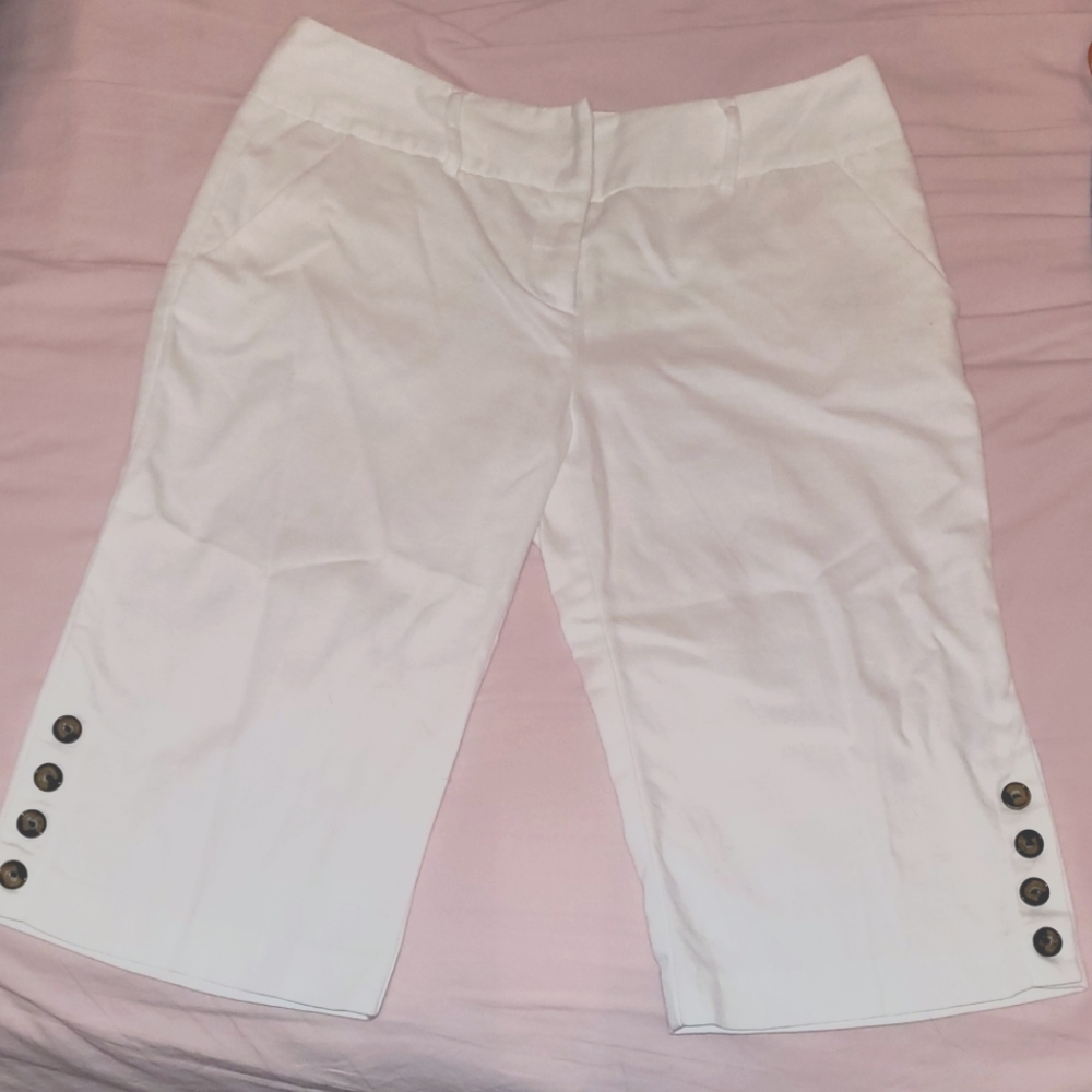 NWOT IZ Byer white shorts